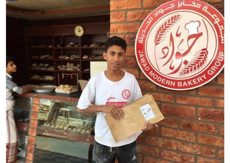 اكياس ورقية بديلة للاكياس البلاستيكية في عدد من مخابز المكلا في اطار فعاليات الاسبوع الخليجي للتوعية بالسرطان