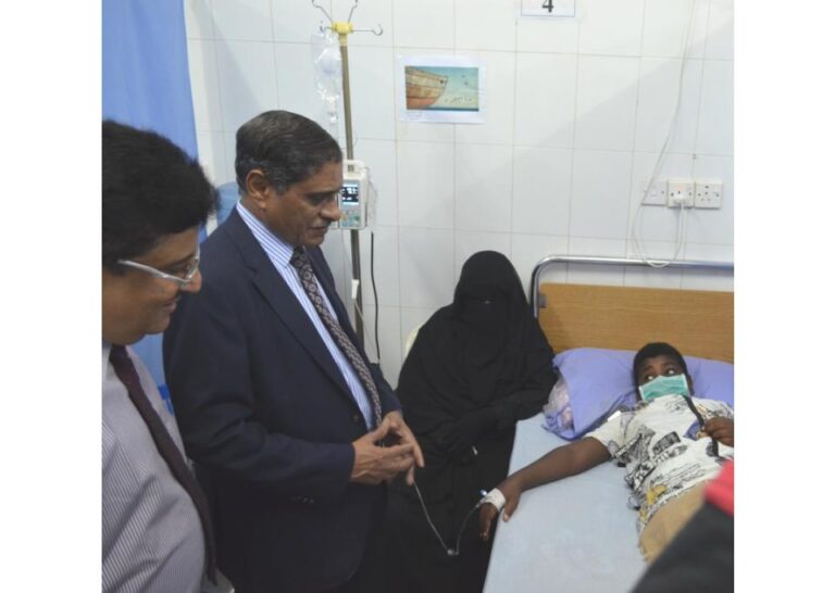محافظ محافظة حضرموت قائد المنطقة العسكرية الثانية اللواء الركن فرج سالمين البحسني يتفقد سير العمل في المركز الوطني لعلاج الأورام بالمكلا ويطمئن على المرضى والمراجعين فيه .