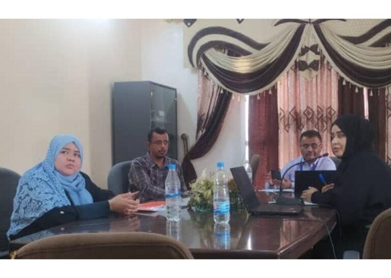 المدير التنفيذي لمؤسسة حضرموت لمكافحة السرطان يقدم مشروع الصحة النفسية للمرأة كمصابة أو ناجيه أو سليمه من السرطان في اجتماع كلستر الصحة بالمكلا