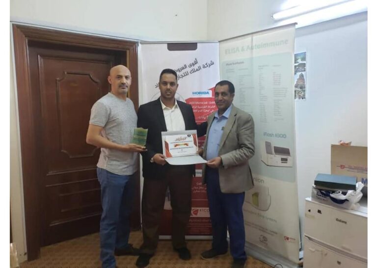 مؤسسة حضرموت لمكافحة السرطان ( أمل) تكرم شركة الملك للتجارة والإستيراد بدرع المؤسسة
