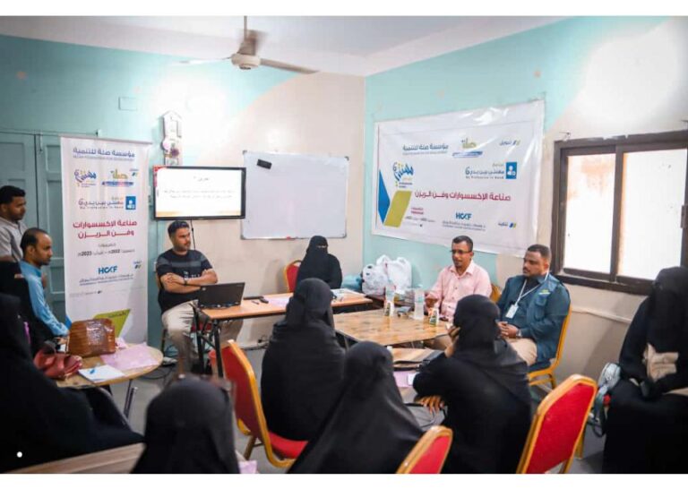 تدشين دورة صناعة الإكسسوارات وفن الريزن لمريضات السرطان والناجيات منه بالمكلا
